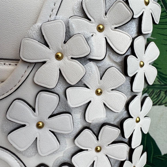 NWT - Coach COURIER WRISTLET/CLUTCH WITH FLORAL APPLIQUÉ (COACH 834) BRASS/CHALK - Picture 5 of 11